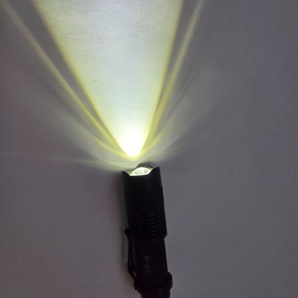 2x Compact Zoomable LED Flashlights Q5 Set - Picture 4 of 10